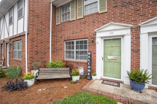 1300 Larchmont Place