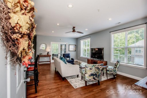 8957 Rosalyn Glen Road