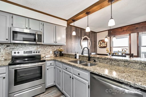 301 Pinnacle Inn Road 2210