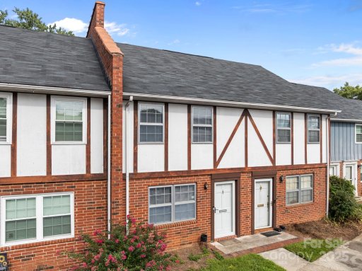 1300 Larchmont Place 208
