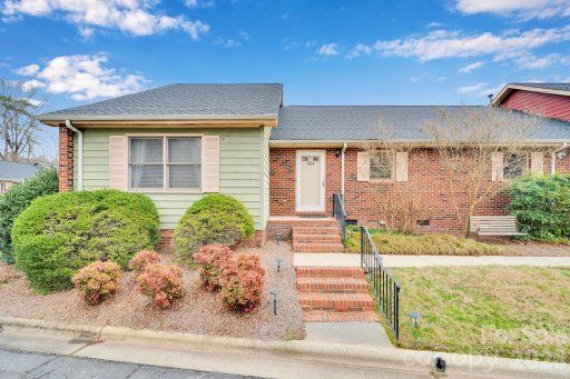 1300 Larchmont Place