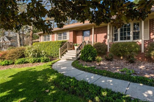 814 Twin Oaks Road