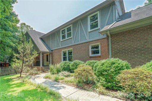 469 Se Woodend Drive