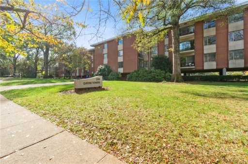 1300 Queens Road 402