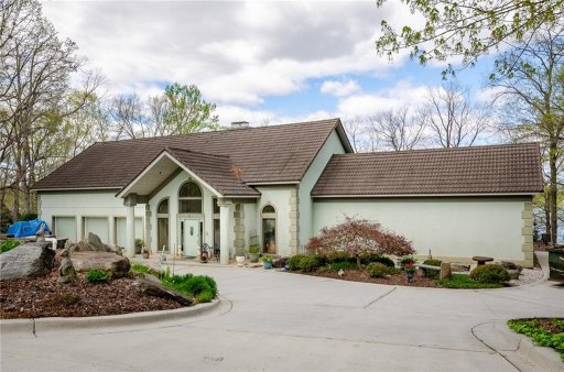 6 Cayuga Court