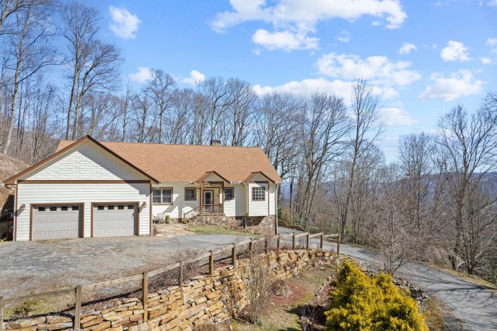 400 The High Road sold home in Walker-In-The-Hills, Waynesville, NC