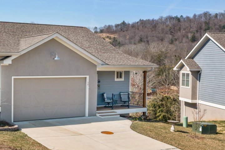 26 Thornes Lane sold home in Dillingham Woods, Asheville, NC