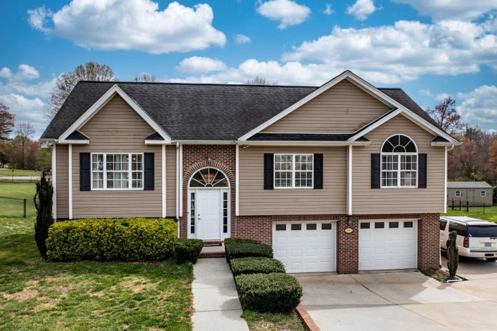 5897 Pinewinds Drive sold home in Bakersview Meadows, Hickory, NC