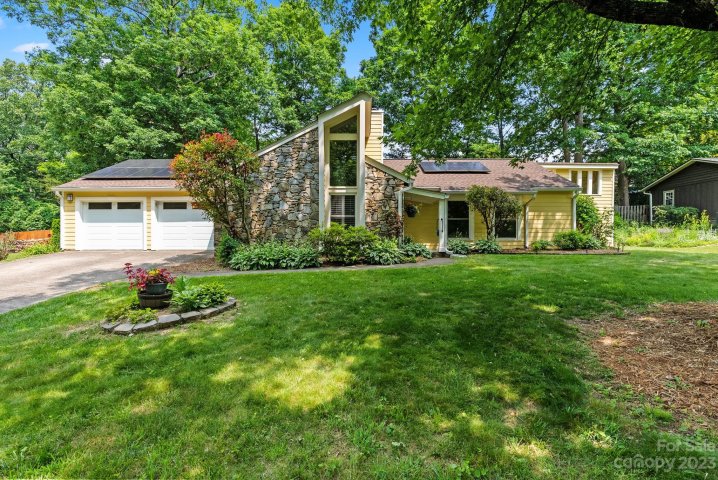208 Woodland Court sold home in Forest Hills, Black Mountain, NC
