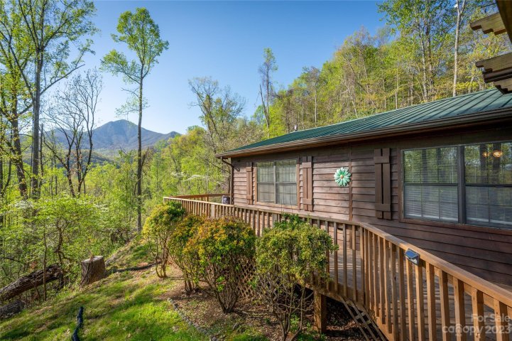 44 Sutton Knob Road sold home in Davis Creek Estates, Candler, NC