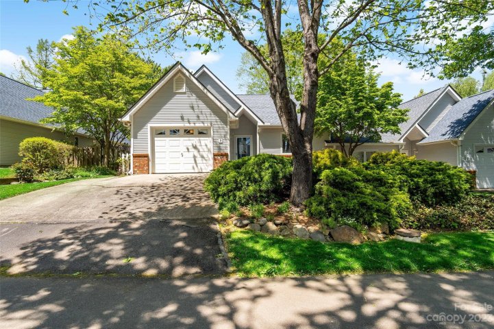 9 Silver Place sold home in Mountainbrook Village, Black Mountain, NC