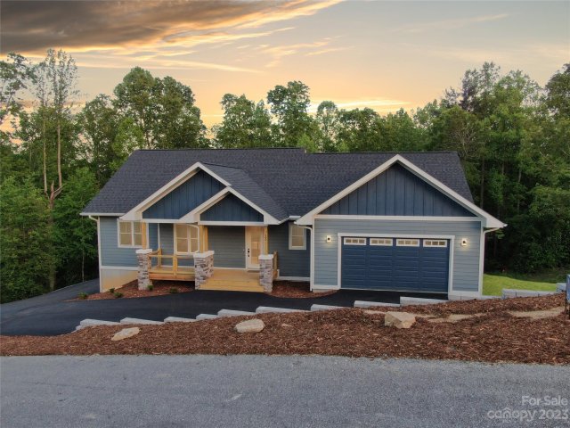 100 Jonathan Lane sold home in The Orchards at Owensby Road, Hendersonville, NC