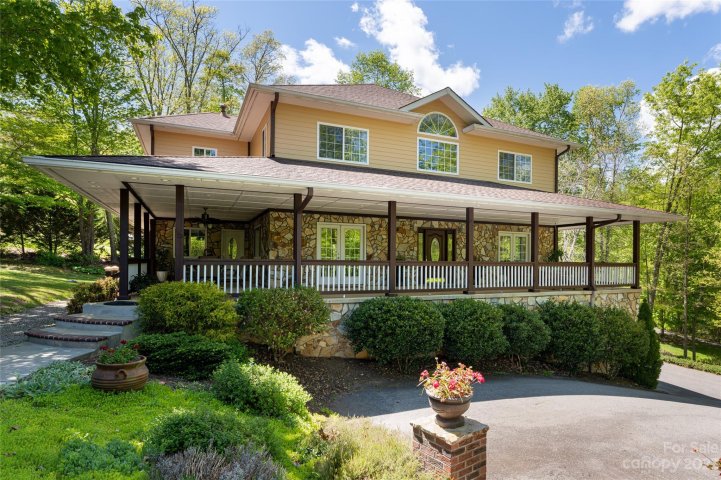15 Oak Hollow Drive sold home in Oak Hollow, Asheville, NC