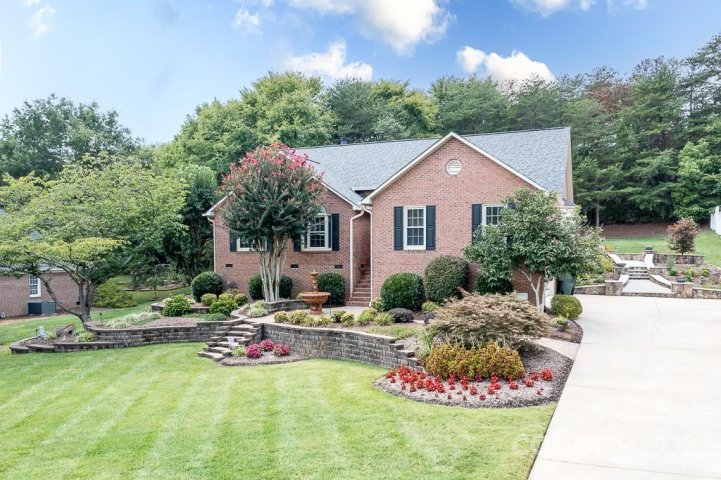 807 Ne Rothmoor Drive sold home in Woodcreek, Concord, NC