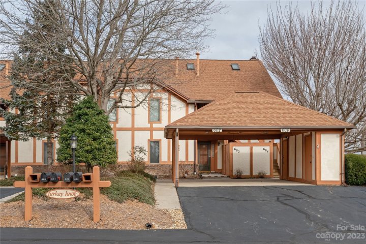 602 Fleetwood Plaza sold home in Fleetwood Plaza, Hendersonville, NC