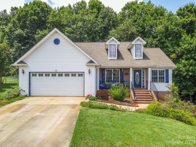 1806 Pipers Ridge Circle sold home in Pipers Ridge, Conover, NC