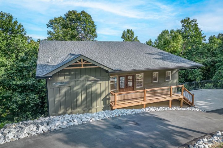 276 Roberts Drive sold home in Wildwood Heights, Hendersonville, NC