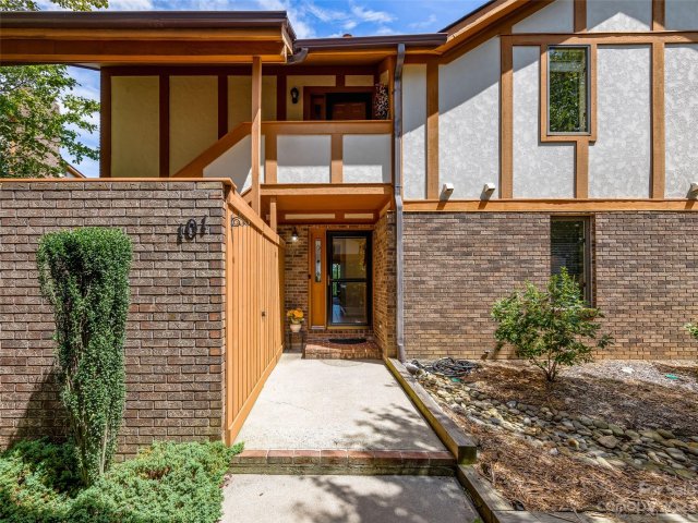 101 Fleetwood Plaza sold home in Fleetwood Plaza, Hendersonville, NC