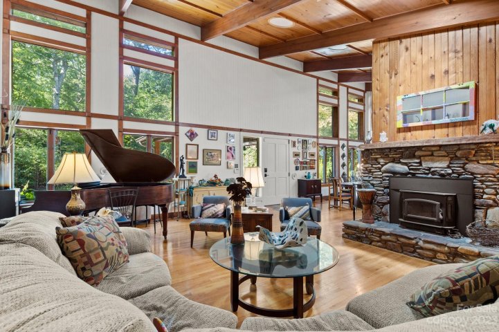 988 High Rock Acres Drive sold home in High Rock Acres, Black Mountain, NC