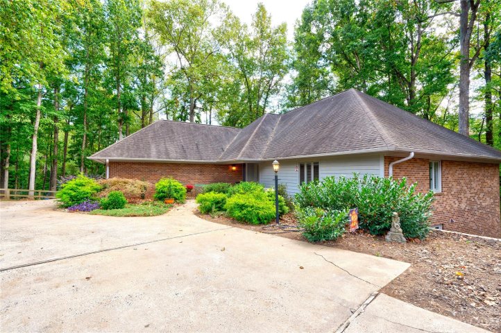 1810 Arbor Way Drive sold home in Country Club Gardens, Shelby, NC