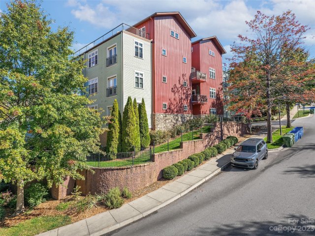 400 N Skyloft Drive 203 sold home in Skyloft Condos, Asheville, NC