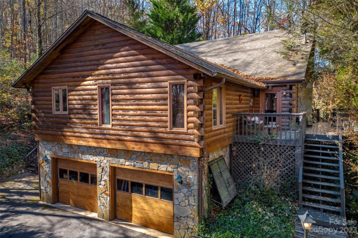 6 Ravenwood Lane sold home in Ravenwood Forest, Horse Shoe, NC