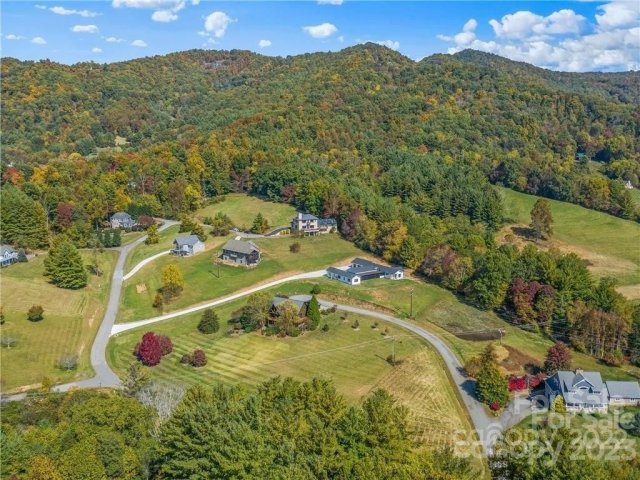 22 Barebridge Fields Drive sold home in Barebridge Fields, Burnsville, NC