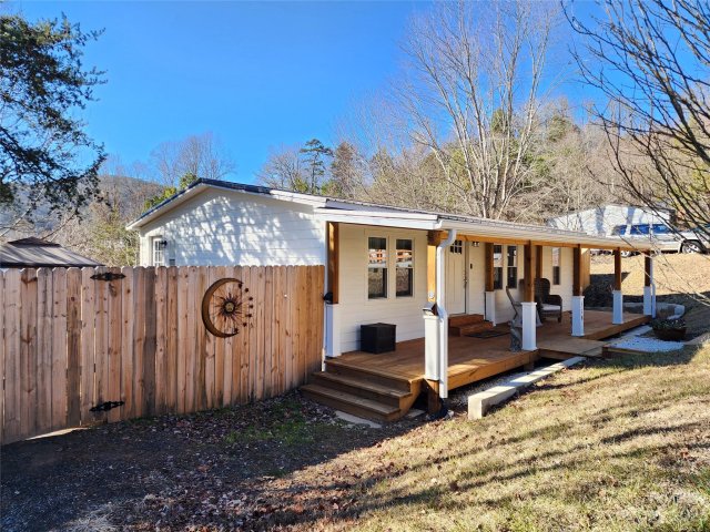 328 Camelia Lane sold home in Briarcliff Crossing, Asheville, NC