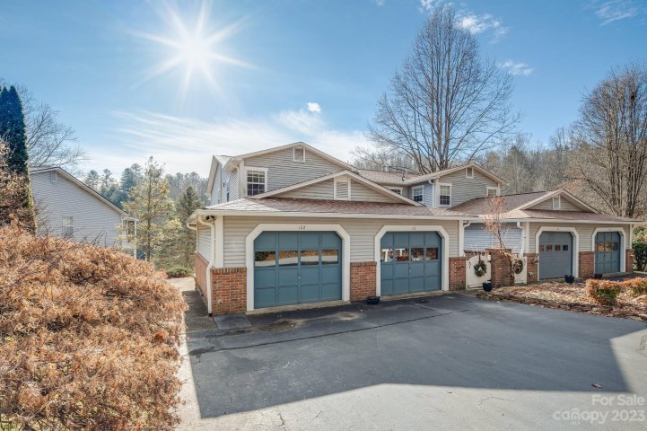 122 Lakeview Court sold home in Waterford Place, Brevard, NC
