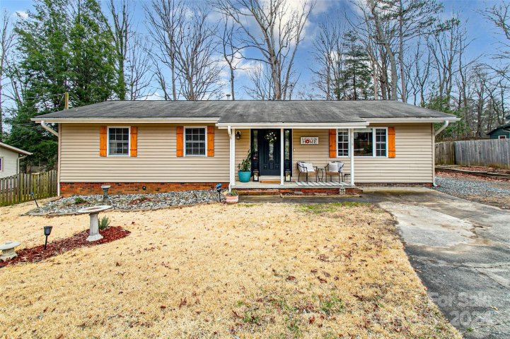 818 Dana Road sold home in Willowbrook, Hendersonville, NC