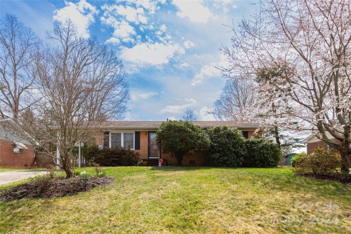 15 Looking Glass Lane sold home in Parkway Forest, Asheville, NC