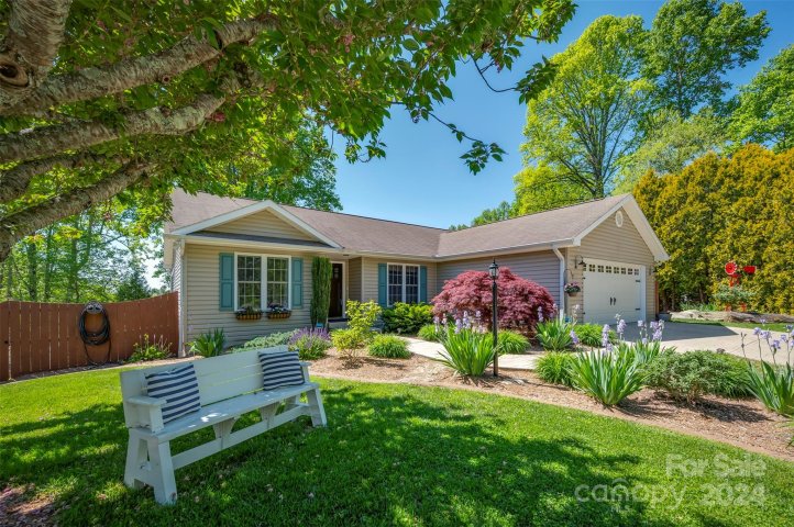 125 Red Cedar Drive sold home in Chestnut Ridge, Hendersonville, NC