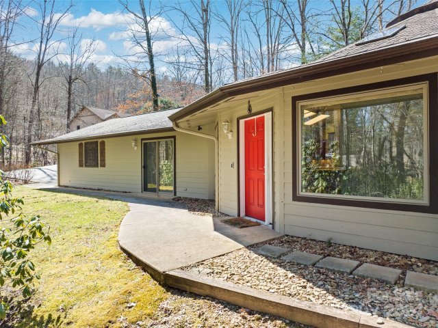 111 Oak Hollow Drive sold home in Oak Hollow, Asheville, NC