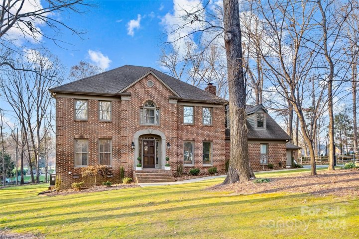 6018 Oakridge Court sold home in Lake Providence, Weddington, NC