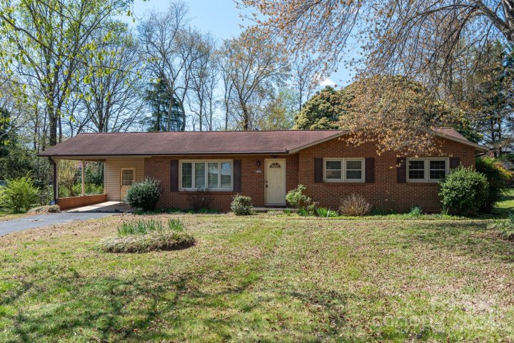 3143 Sharon Street sold home in Colonial Heights, Hickory, NC