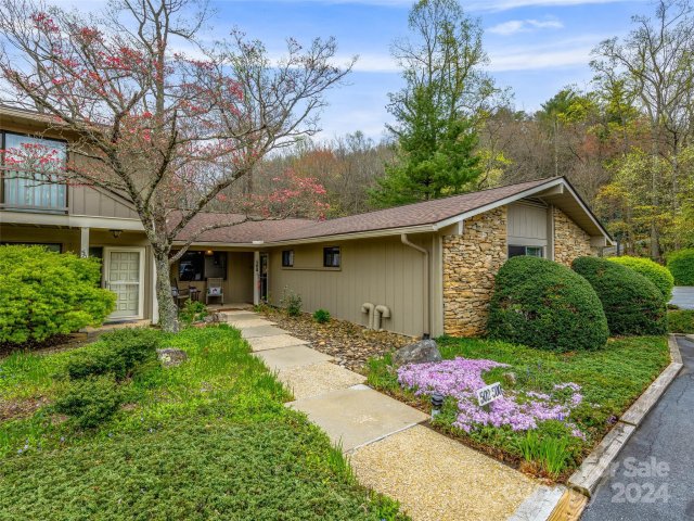 500 Davis Mountain Road sold home in Country Ridge, Laurel Park, NC