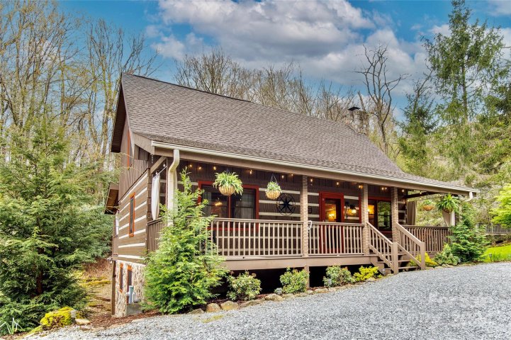 290 Hawks Lake Drive sold home in The Lakes Community, Seven Devils, NC