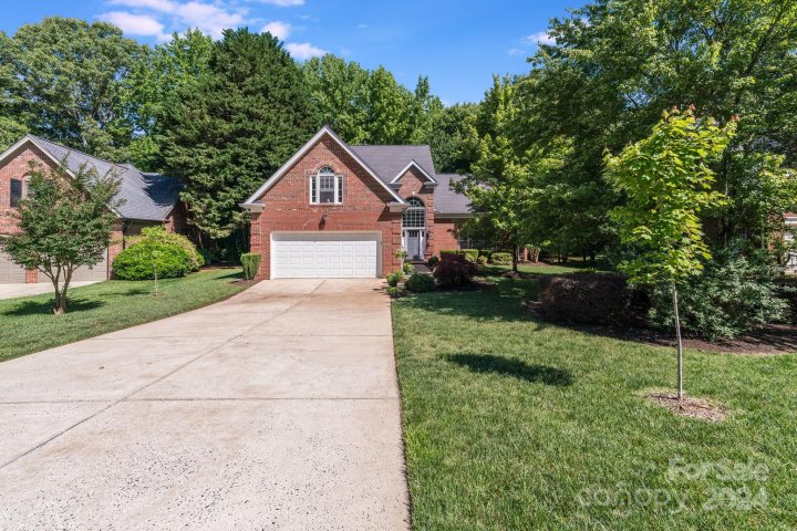5040 Hickory Lake Lane sold home in Matthews Plantation, Matthews, NC