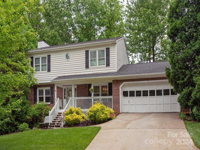 9 Foxberry Drive sold home in Hunters Trace, Arden, NC