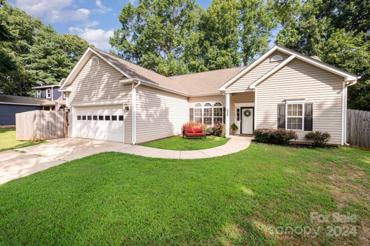 8011 Maxwelton Drive sold home in Norman Shores, Huntersville, NC