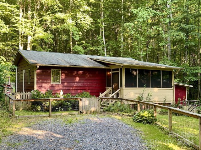 620 Apple Creek Road sold home in Apple Creek Acres, Waynesville, NC