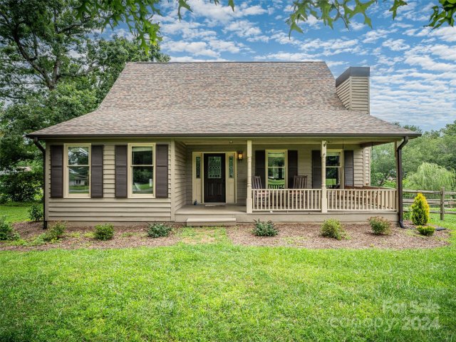 4 Amber Drive sold home in Bannerwood, Horse Shoe, NC