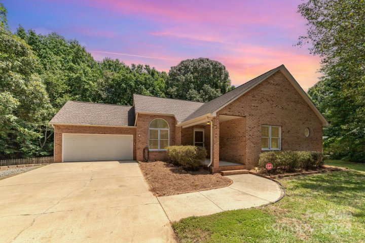 152 Kingfisher Drive sold home in Whippoorwill Woods, Mooresville, NC