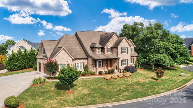 3831 8th Street Place sold home in Governors Harbour, Hickory, NC