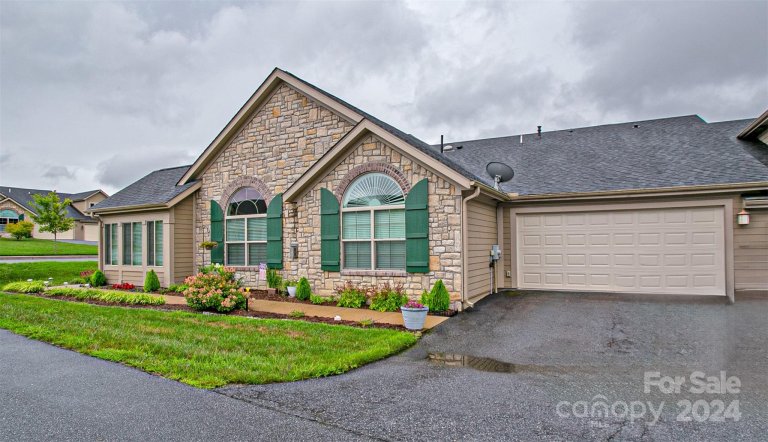392 Summerfield Place sold home in Orchards at Flat Rock, Flat Rock, NC
