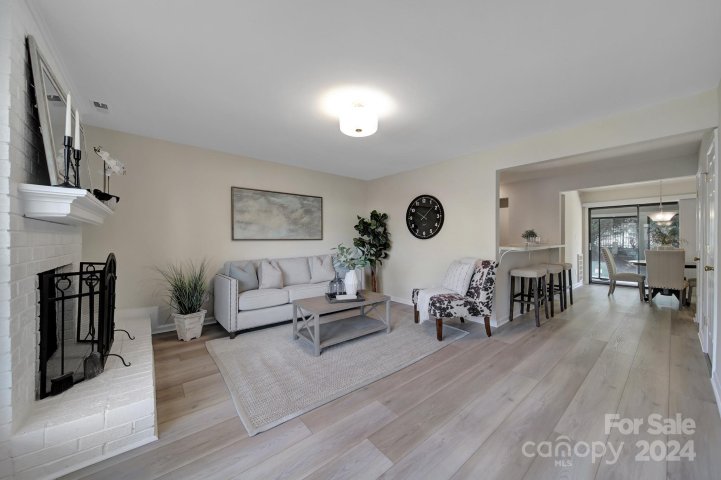 10943 Carmel Crossing Road sold home in Carmel Crossing, Charlotte, NC