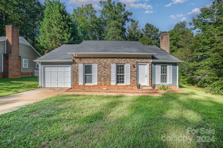 8721 Mission Hills Road sold home in Old Oaks, Charlotte, NC