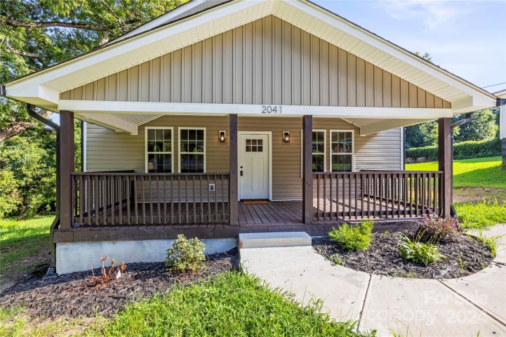 2041 Simmons Street sold home in Pinecrest, Gastonia, NC