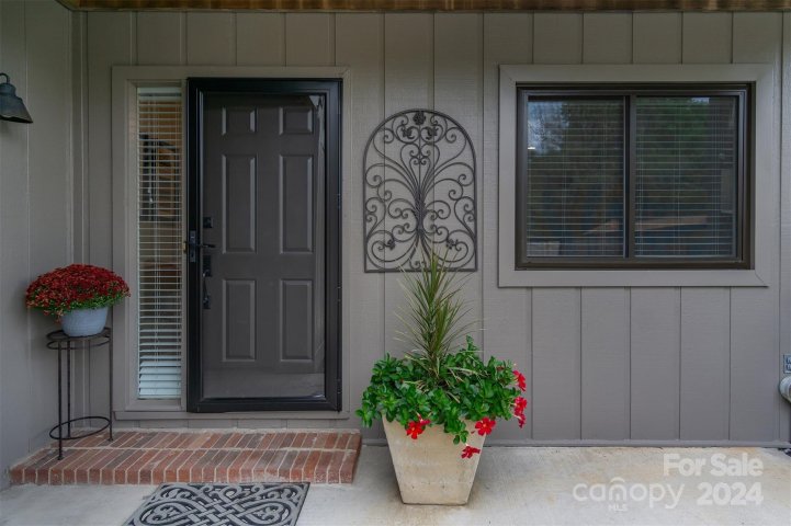 203 Juniper Lane sold home in Lakemoor Village, Hendersonville, NC
