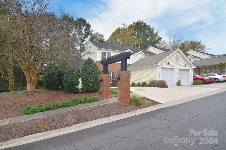 2221 Oak Hill Village Lane sold home in Oak Hill Village, Charlotte, NC